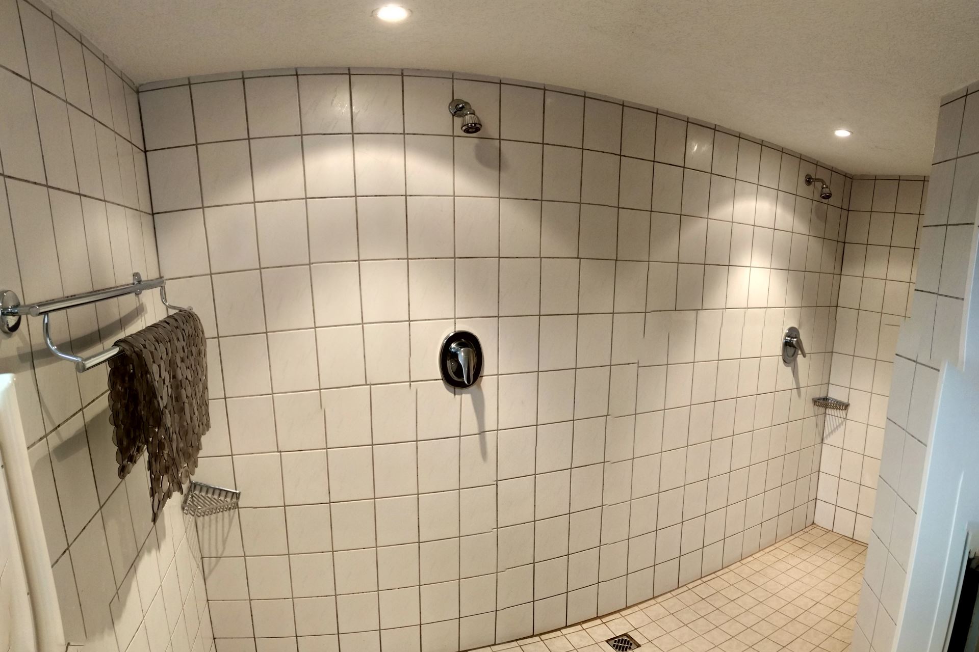 Duschen der Herren im Untergeschoss